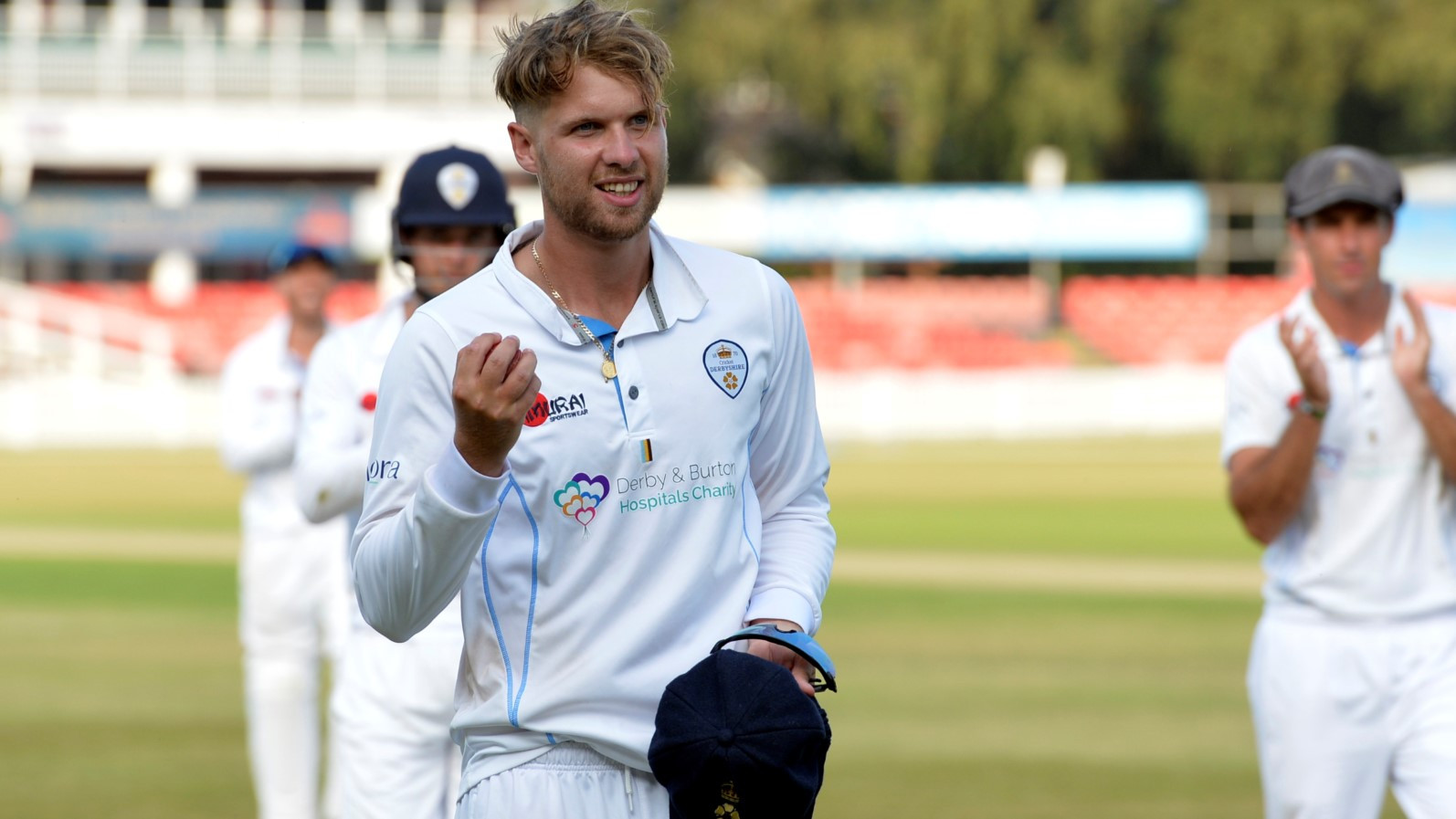 Critchley takes six as Derbyshire win