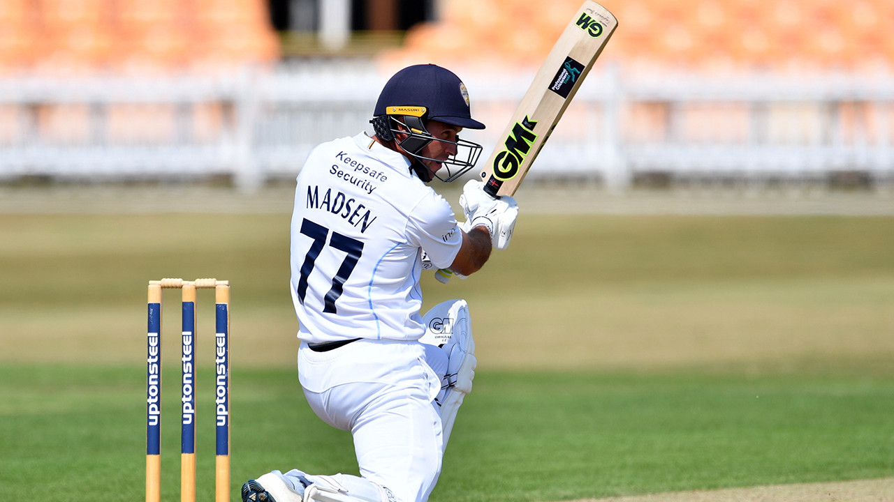 Highlights: Day Two vs Leicestershire