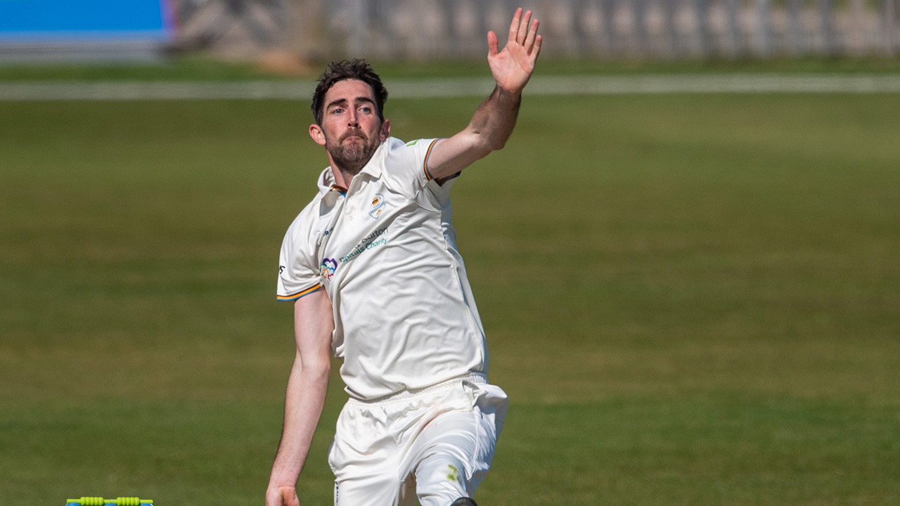 Derbyshire extend Sidebottom loan