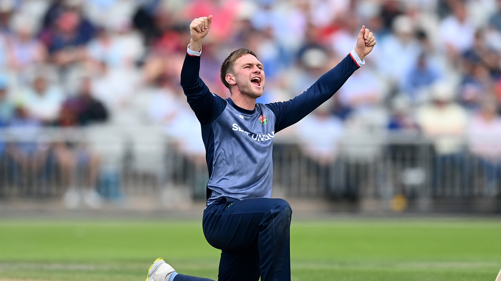 Derbyshire sign Morley on loan